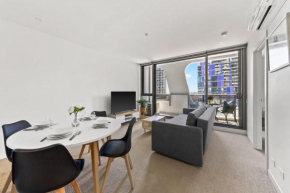 Cozy 2BR Apt Next to Victoria Market with City Views